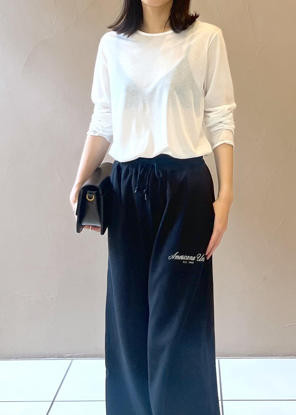 「サロンアダムエロペ、ミニバッグ、Americana、スウェット、シアー、ブラック、クラッチバッグ、カットソー、クルーネック、ウエストゴム、パンプス、ポインテッドトゥ、ヒール、ミュール、初秋コーデ」｜「SALON adam et rope'の【GGG for SALON】別注シアーロングスリーブTシャツ（Tシャツ/カットソー、ホワイト系）」を使った、miku.さん（レディース・153cm）の秋コーディネートの5枚目の写真