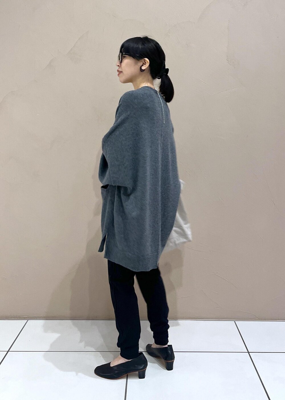 ブラック系のその他パンツを着用したレディースの夏コーディネートの4枚目の写真