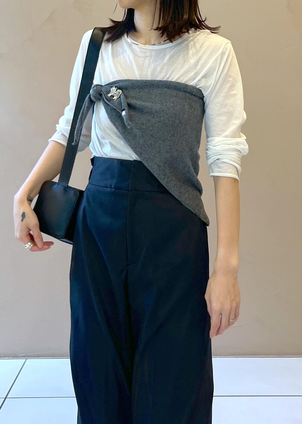 「ブラック、グレー、ロング、ジャケット、オーバーサイズ、ノーカラー、カットソー、クルーネック、ハイウエスト、センタープレス、スニーカー、初秋コーデ、秋コーデ、初冬コーデ、お仕事コーデ」|「SALON adam et rope'の【雑誌掲載】【追加】レザーボックスショルダーバッグ/クロスボディバッグ(ショルダーバッグ、ブラック系)」を使った、miku.さん(レディース・153cm)の夏コーディネートの8枚目の写真