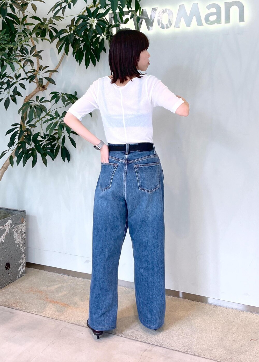 ホワイト系のTシャツ/カットソー、ブルー系のデニムパンツを着用したレディースの夏コーディネートの3枚目の写真