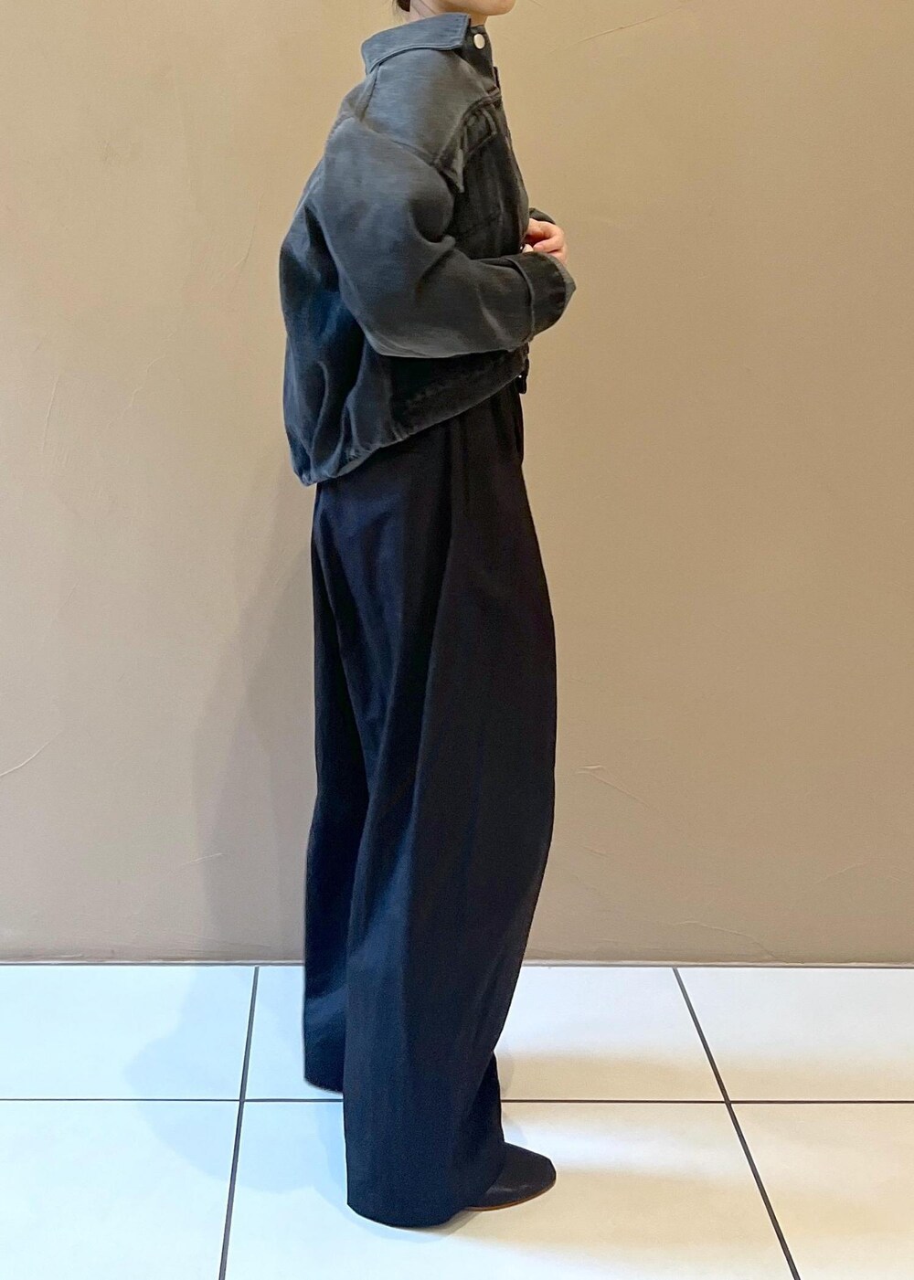 ブラック系のタンクトップ、グレー系のデニムジャケット、ブラック系のその他パンツを着用したレディースの秋コーディネートの4枚目の写真