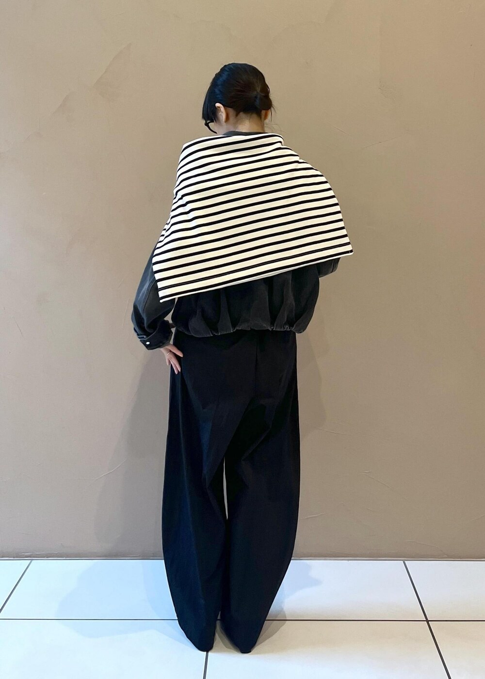 ブラック系のタンクトップ、グレー系のデニムジャケット、ブラック系のその他パンツを着用したレディースの秋コーディネートの3枚目の写真