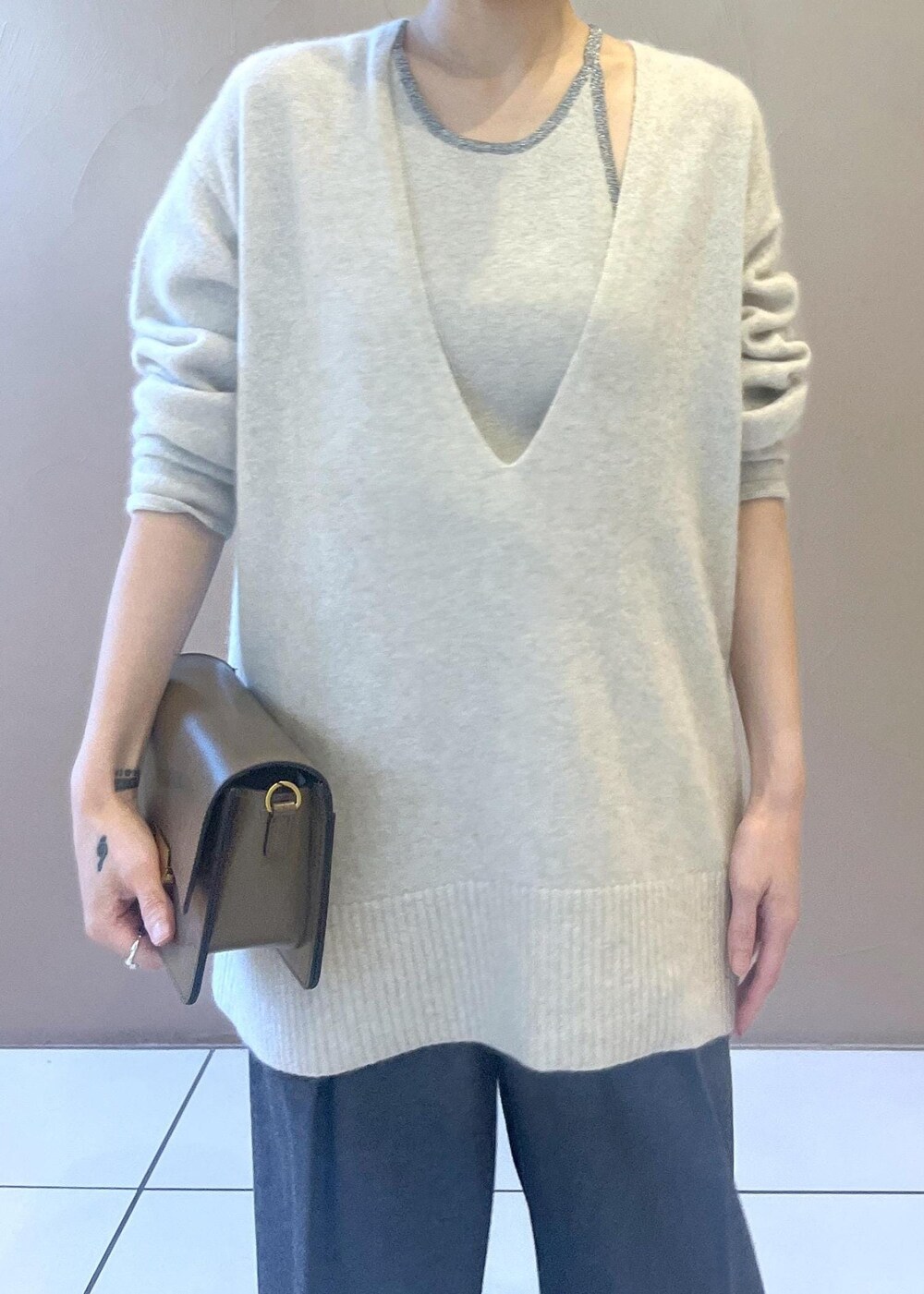「サロンアダムエロペ、初秋コーデ、秋コーデ、初冬コーデ、冬コーデ、デートコーデ、お出かけコーデ、旅行コーデ、お正月・初詣コーデ、女子会コーデ、大人カジュアル、セットアップ、レイヤード、パンツスタイル、体型カバー」|「SALON adam et rope'の2WAYレザーフラップミニショルダーバッグ/クラッチバッグ(ショルダーバッグ、ブラウン系)」を使った、miku.さん(レディース・153cm)の冬コーディネートの7枚目の写真