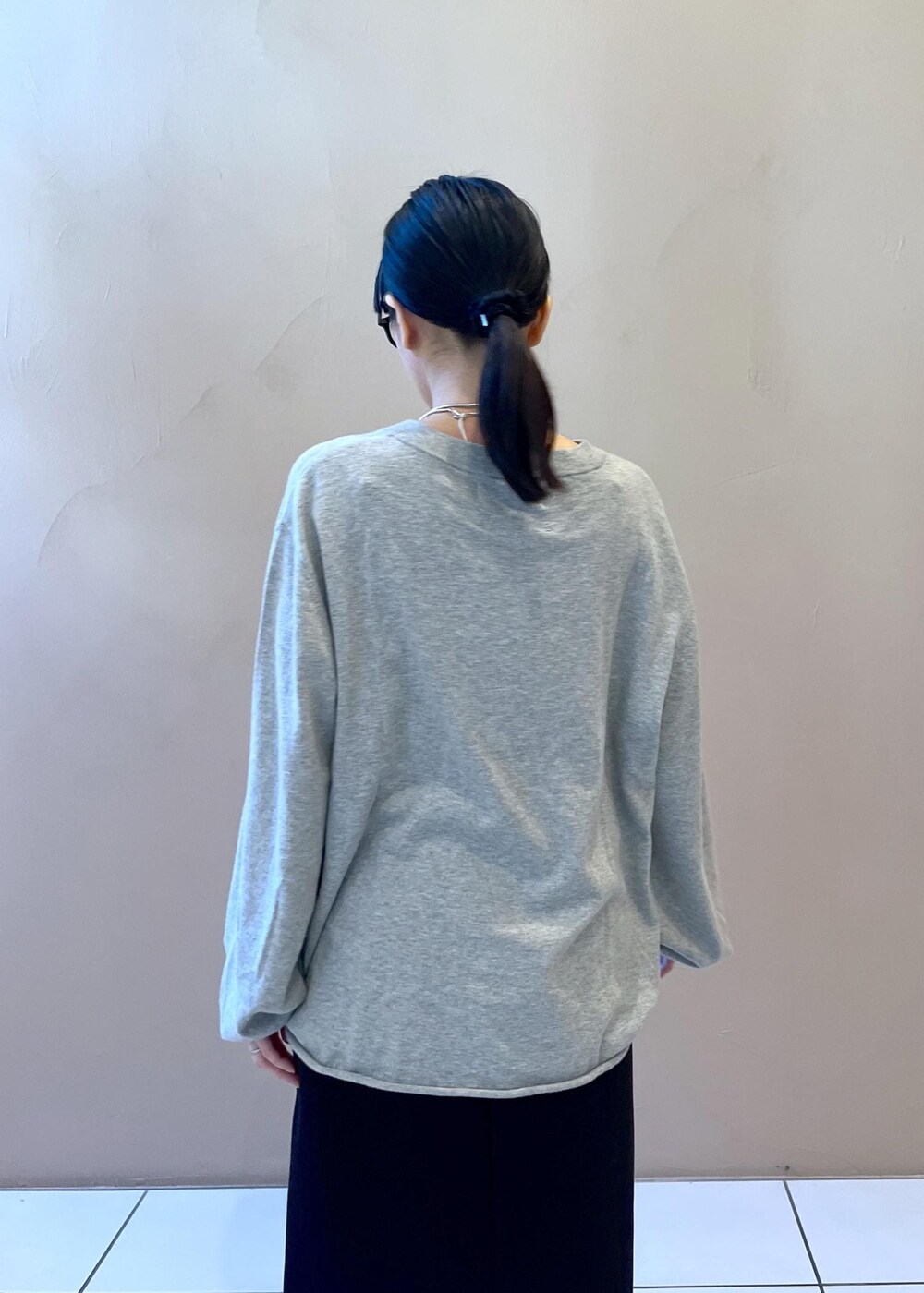 ブラック系のスカート、ブラック系のブーツ、グリーン系のストール/ショールを着用したレディースの冬コーディネートの6枚目の写真