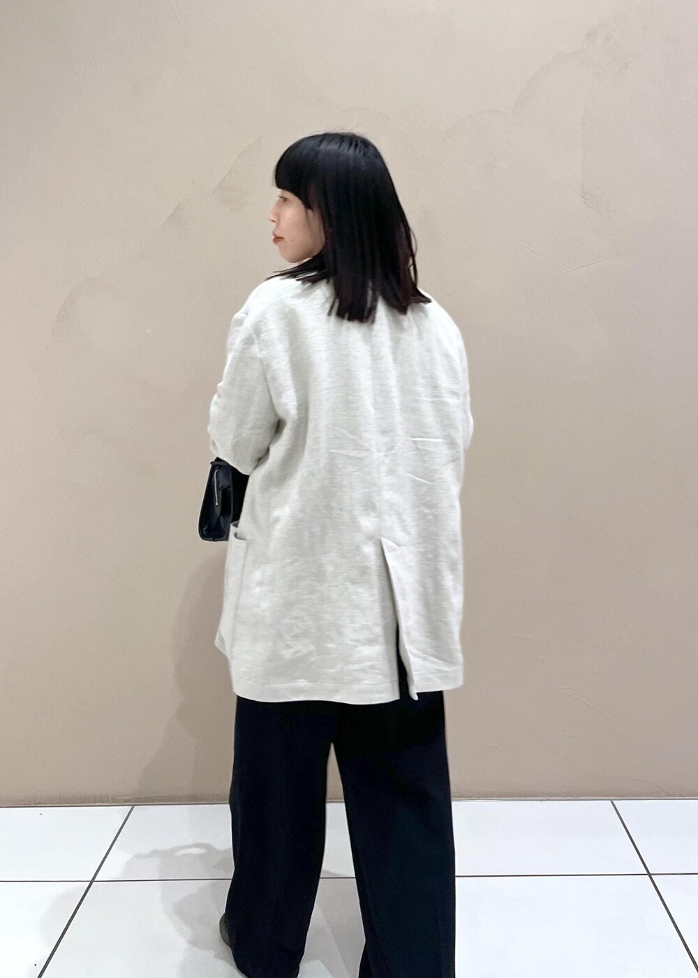 「サロンアダムエロペ、Americana、Wbag_pickup、初春コーデ、春コーデ、初夏コーデ、夏コーデ、デートコーデ、お出かけコーデ、旅行コーデ、女子会コーデ、大人カジュアル、パンツスタイル、カジュアルコーデ、シンプルコーデ」｜「SALON adam et rope'の[追加]イージーリラックスストレートパンツ2/スラックス【接触冷感・UVケア・洗える】（その他パンツ、ブラック系）」を使った、miku.さん（レディース・153cm）の冬コーディネートの5枚目の写真