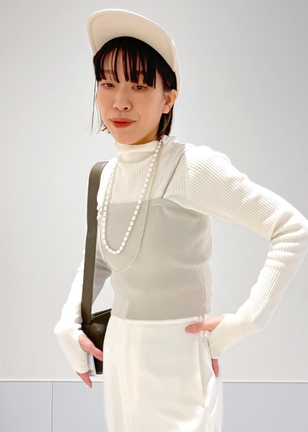 「ワイドパンツ、旅行、お出かけ、ハイネック、タートル、ニット、ビスチェ、バッグ、ミニバッグ、ショルダー、30代コーデ、ホワイト、キャップ、パール、低身長」｜「SALON adam et rope'のフェイクレザーキャップ（キャップ、ホワイト系）」を使った、miku.さん（レディース・153cm）の秋コーディネートの5枚目の写真