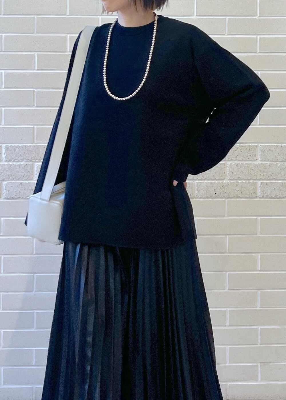 ブラック系のスカート、グレー系のショルダーバッグ、シルバー系のブーツを着用したレディースの秋コーディネートの5枚目の写真