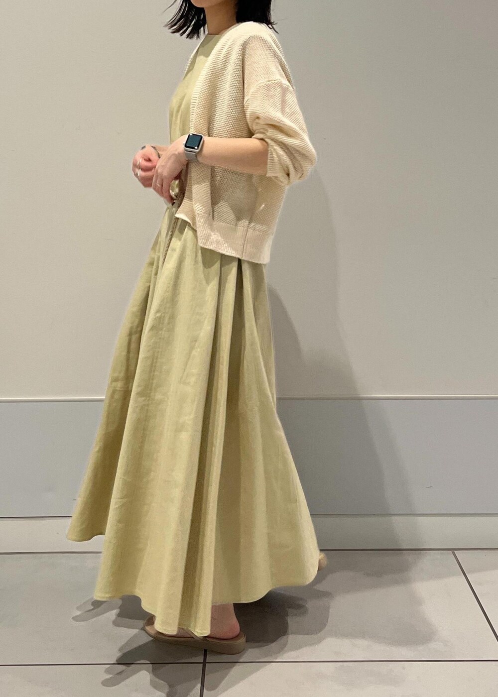 ベージュ系のサンダル、ホワイト系のカーディガン/ボレロを着用したレディースの夏コーディネートの9枚目の写真