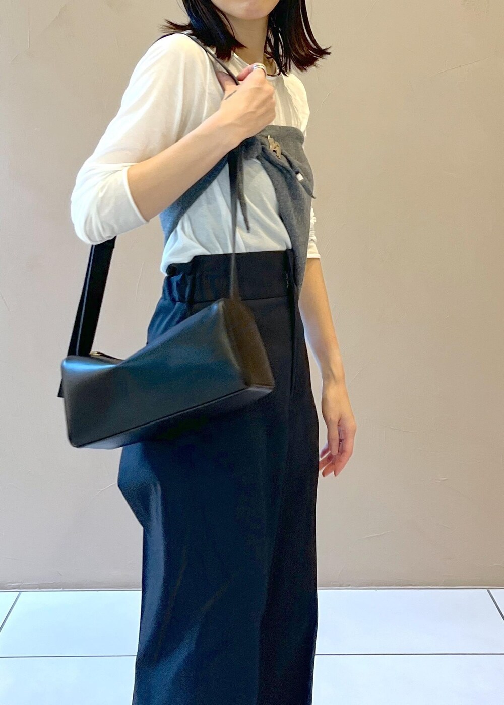 「ブラック、グレー、ロング、ジャケット、オーバーサイズ、ノーカラー、カットソー、クルーネック、ハイウエスト、センタープレス、スニーカー、初秋コーデ、秋コーデ、初冬コーデ、お仕事コーデ」|「SALON adam et rope'の【雑誌掲載】【追加】レザーボックスショルダーバッグ/クロスボディバッグ(ショルダーバッグ、ブラック系)」を使った、miku.さん(レディース・153cm)の夏コーディネートの9枚目の写真