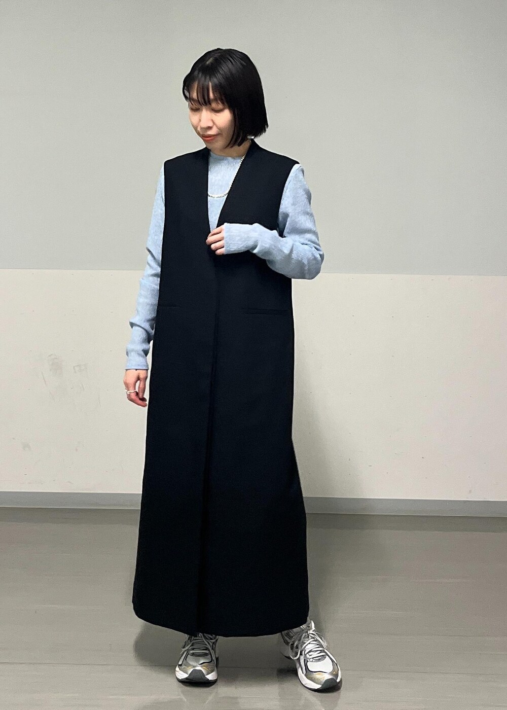 「ジレ、ワンピース、スニーカー、羽織、シアー、サロンアダムエロペ、SALON adam et ropé、低身長、骨格ナチュラル、イエベ、きれいめカジュアル、大人カジュアル、レイヤード、仕事着、通勤」｜「SALON adam et rope'の2WAYジレジャンパースカート（ジャンパースカート、ブラック系）」を使った、miku.さん（レディース・153cm）の冬コーディネートの3枚目の写真