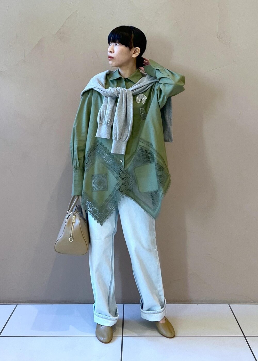「サロンアダムエロペ、オウレンティ、AULENTTI、トゥアレグ、シルバージュエリー、ショルダー、レザー、初春コーデ、春コーデ、初夏コーデ、夏コーデ、デートコーデ、お出かけコーデ、旅行コーデ、女子会コーデ」｜「AULENTTIの【AULENTTI（オーレンティ）】DOLLAROボストンバッグ（ボストンバッグ、ベージュ系）」を使った、miku.さん（レディース・153cm）の冬コーディネートの2枚目の写真