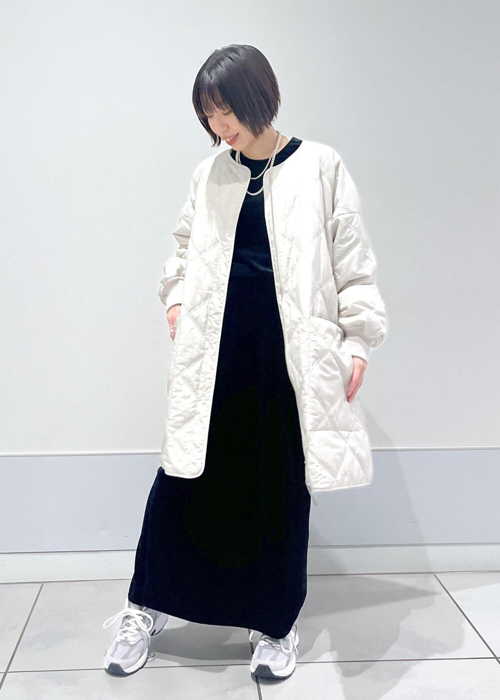 ブラック系のスカート、グレー系のブルゾン、ブラック系のTシャツ/カットソーを着用したレディースの秋コーディネートの2枚目の写真