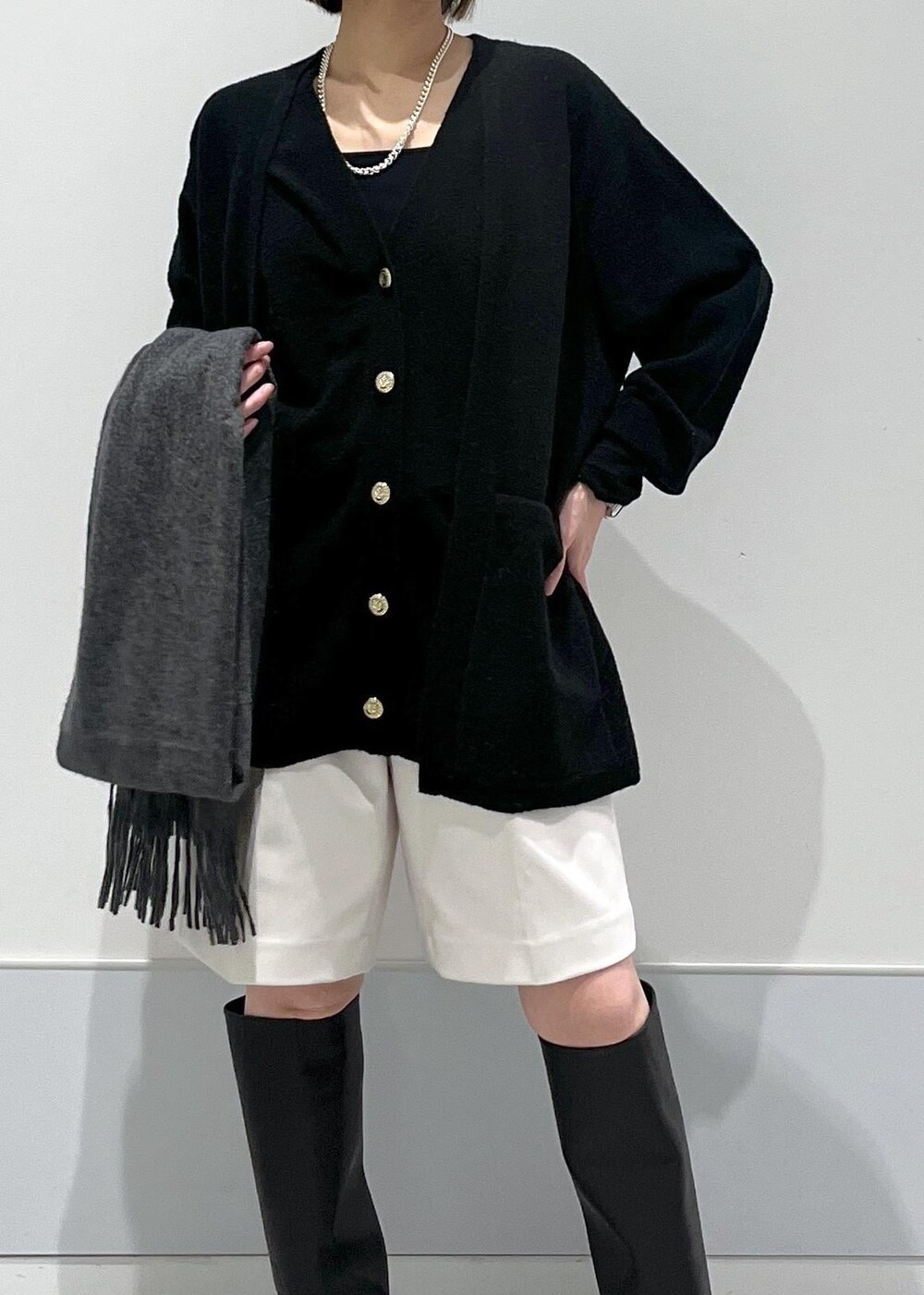 「きれいめ、カジュアル、30代コーデ、ショートパンツ、ロングブーツ、カーディガン、モノトーン、お出かけ、サロンアダムエロペ、SALON adam et ropé、低身長、骨格ナチュラル、イエベ、きれいめカジュアル、大人カジュアル」｜「SALON adam et rope'の【ドラマ着用】ピュアラムウールリバーリラックスハーフPコート（ピーコート、ブラック系）」を使った、miku.さん（レディース・153cm）の冬コーディネートの5枚目の写真
