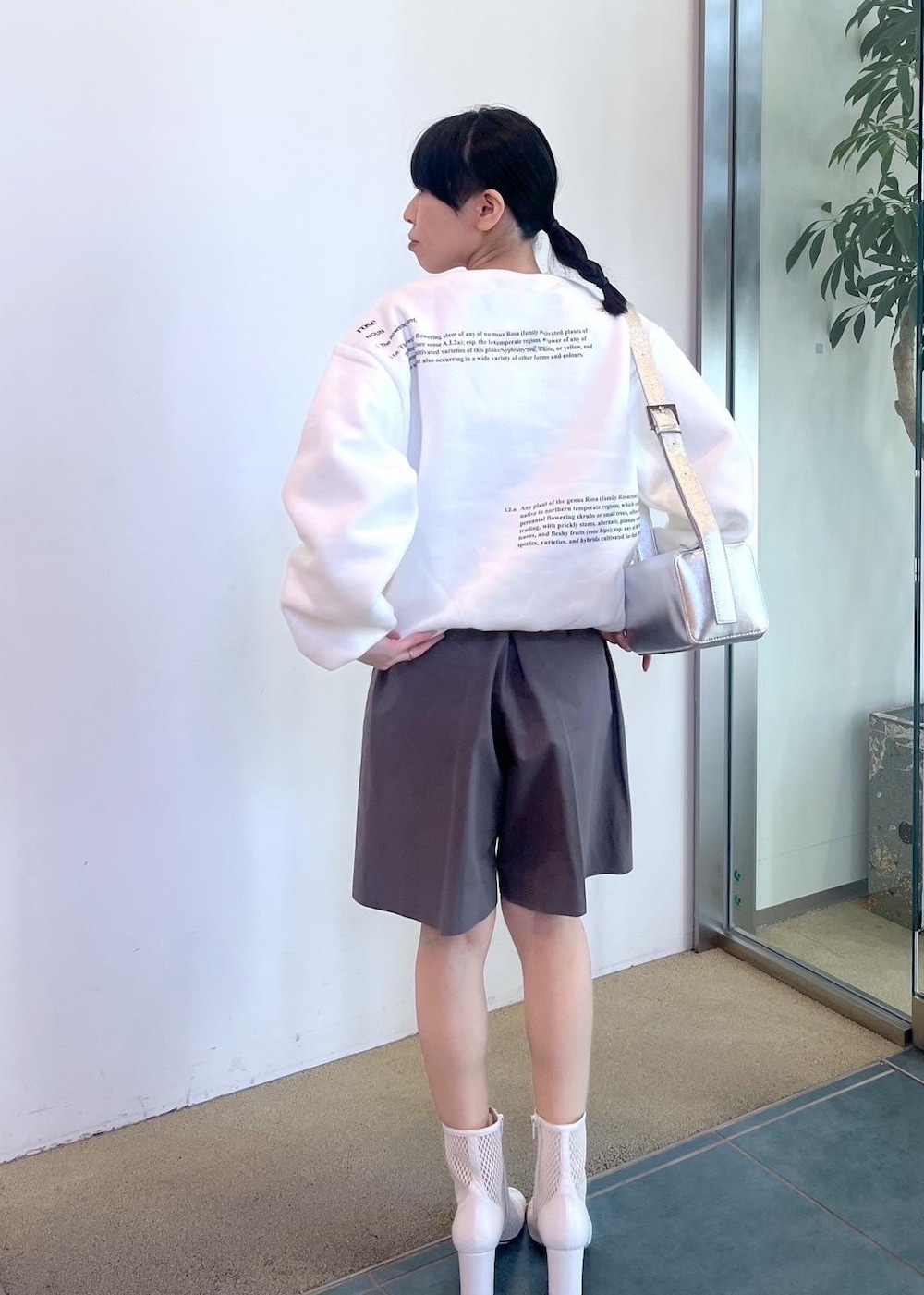 「サロンアダムエロペ、初春コーデ、春コーデ、デートコーデ、お出かけコーデ、旅行コーデ、女子会コーデ、大人カジュアル、パンツスタイル、シンプルコーデ、ベーシック、SALON adam et ropé、ナチュラル、イエベ秋、敏感」｜「SALON adam et rope'の【追加】レザーボックスショルダーバッグ（ショルダーバッグ、シルバー系）」を使った、miku.さん（レディース・153cm）の春コーディネートの3枚目の写真