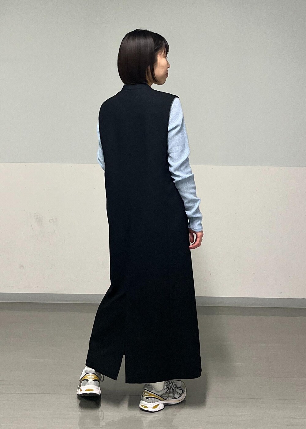 「ジレ、ワンピース、スニーカー、羽織、シアー、サロンアダムエロペ、SALON adam et ropé、低身長、骨格ナチュラル、イエベ、きれいめカジュアル、大人カジュアル、レイヤード、仕事着、通勤」｜「SALON adam et rope'の2WAYジレジャンパースカート（ジャンパースカート、ブラック系）」を使った、miku.さん（レディース・153cm）の冬コーディネートの2枚目の写真
