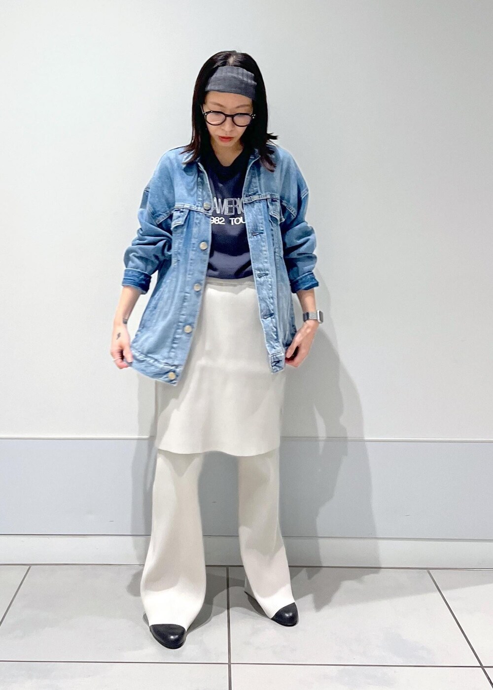 「Gジャン、Americana、REDCARD、Americana for SALON、ニットパンツ、デニム、ニット、初秋コーデ、秋コーデ、初冬コーデ、旅行コーデ、ヴィンテージ、大人カジュアル、レイヤード、スカートスタイル」｜「AMERICANAの【Americana for SALON】別注ロゴプリントTシャツ（Tシャツ/カットソー、ブラック系）」を使った、miku.さん（レディース・153cm）の秋コーディネートの6枚目の写真