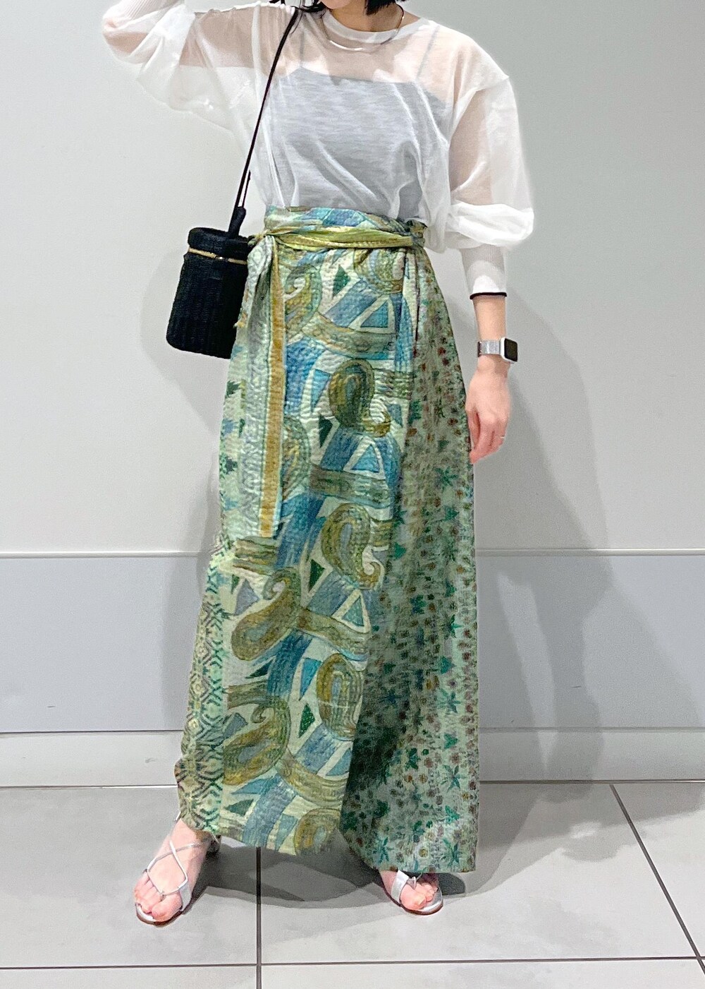 ホワイト系のTシャツ/カットソー、ブラック系のショルダーバッグ、シルバー系のサンダルを着用したレディースの春コーディネートの6枚目の写真