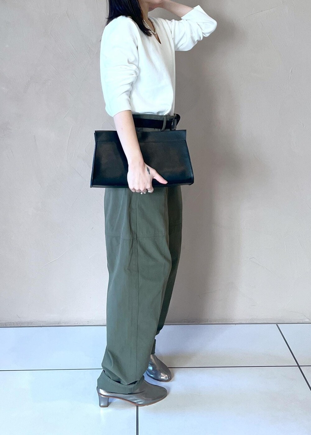 ブラック系のショルダーバッグ、ホワイト系のニット/セーター、グリーン系のその他パンツを着用したレディースの冬コーディネートの7枚目の写真