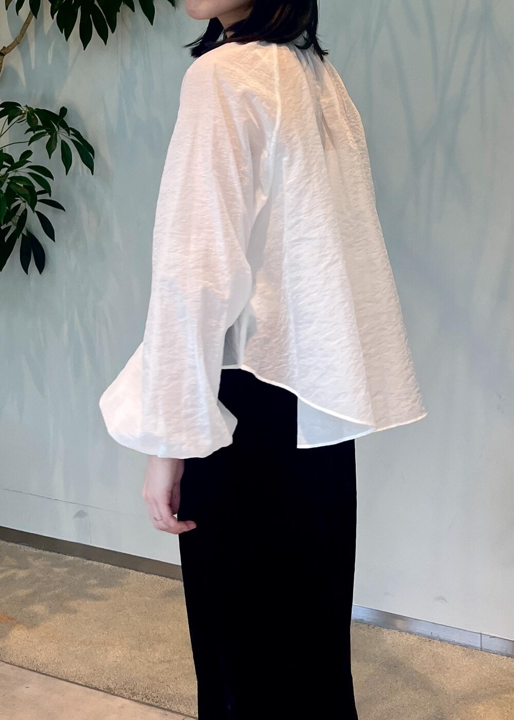 ブラック系のスカート、グリーン系のショルダーバッグ、ホワイト系のシャツ/ブラウスを着用したレディースの夏コーディネートの7枚目の写真