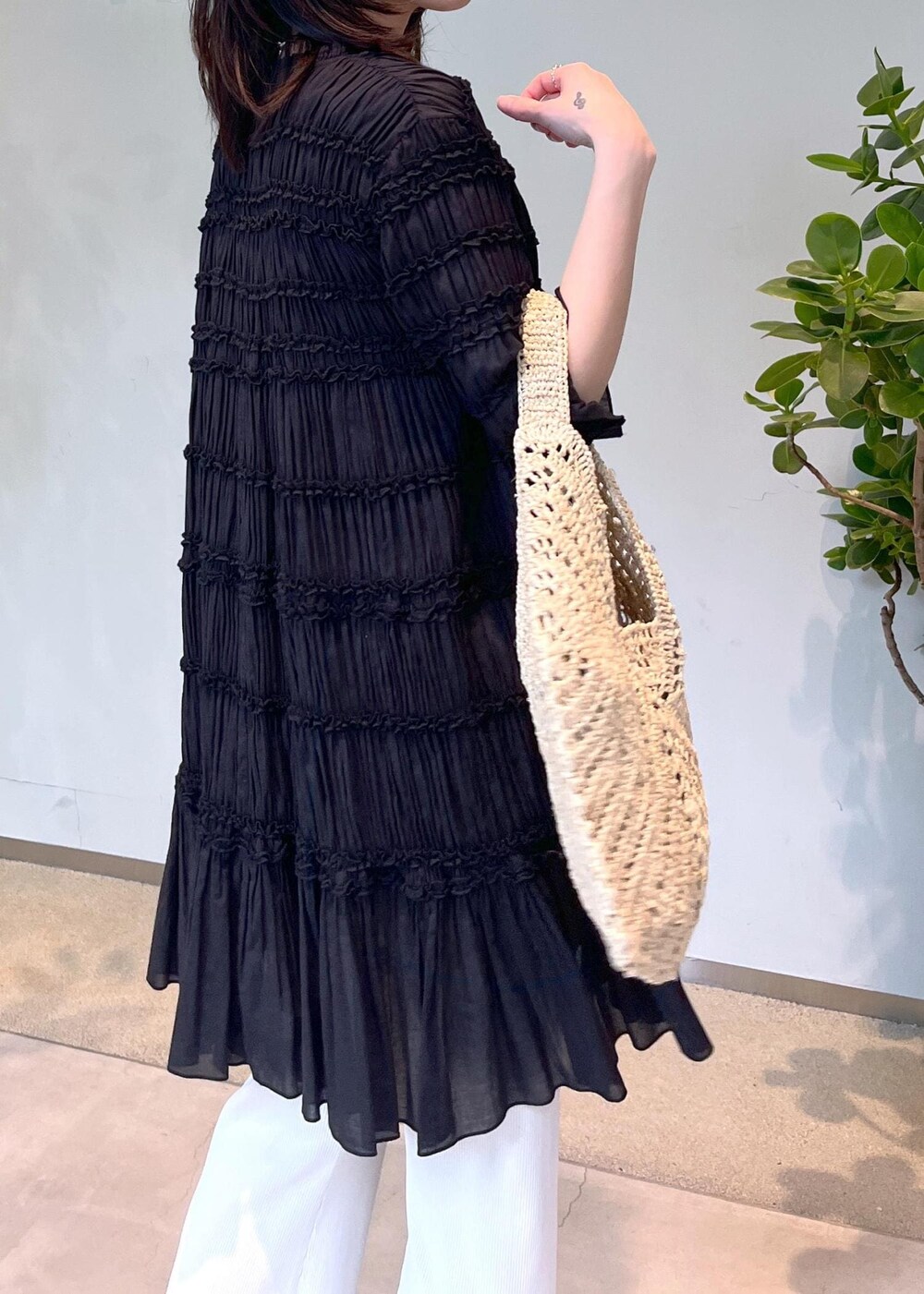 ベージュ系のその他パンツ、ホワイト系のかごバッグを着用したレディースの春コーディネートの6枚目の写真