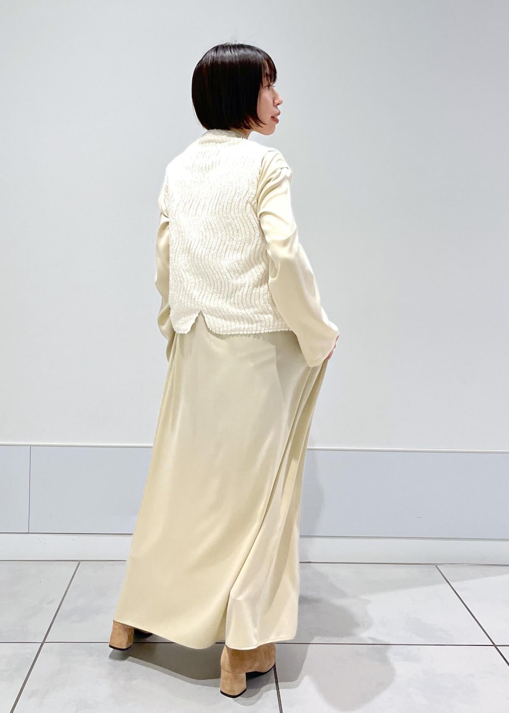 「リラックス、お出かけ、旅行、シャツワンピ、羽織、シルク、ワントーン、大人カジュアル、ブーツ、オールドマンズテイラー、ベスト、23AW秋の新作、低身長、休日コーデ、骨格ナチュラル」｜「SALON adam et rope'のシルクシャツワンピース【セットアップ対応】【洗える】（シャツワンピース、ベージュ系）」を使った、miku.さん（レディース・153cm）の秋コーディネートの4枚目の写真