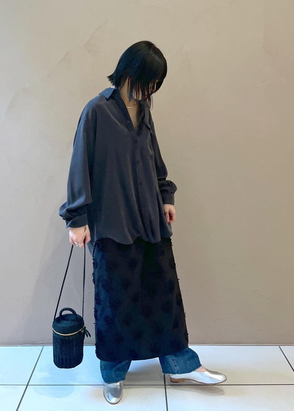 グレー系のシャツ/ブラウス、ブラック系のショルダーバッグ、ブルー系のデニムパンツを着用したレディースの春コーディネートの4枚目の写真