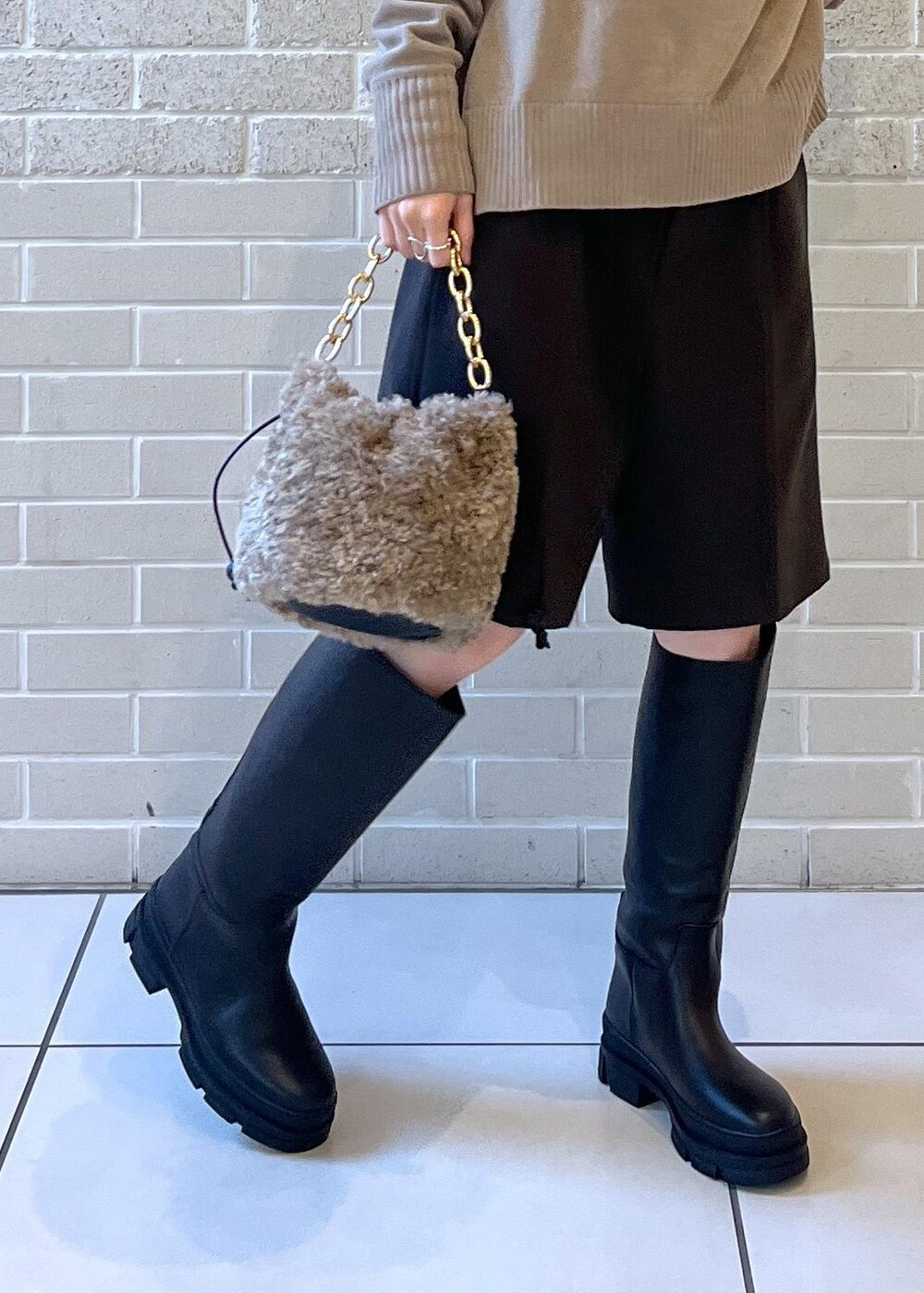 ブラック系のブーツ、グレー系のニット/セーター、グレー系のその他パンツを着用したレディースの秋コーディネートの4枚目の写真