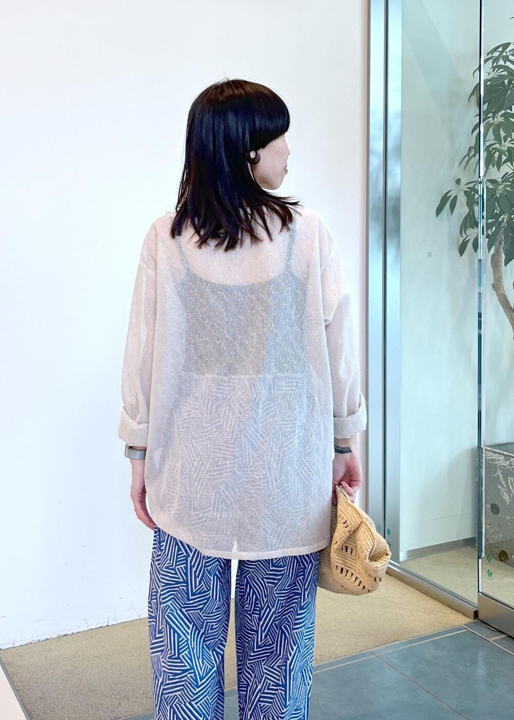 ホワイト系のニット/セーター、ブルー系のその他パンツを着用したレディースの夏コーディネートの6枚目の写真
