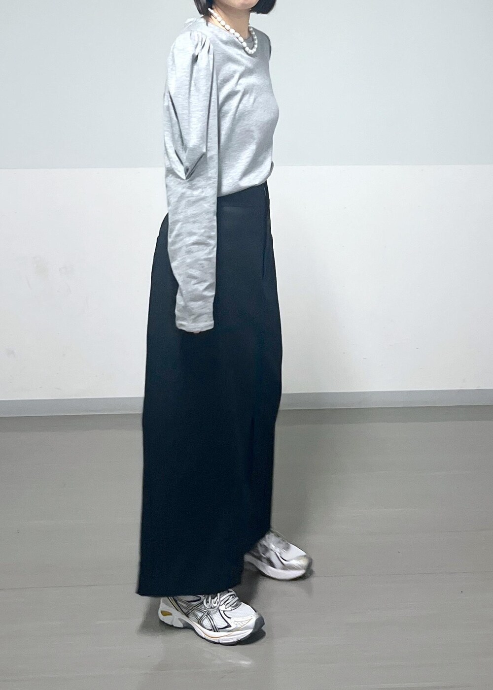 ブラック系のスカート、グレー系のTシャツ/カットソーを着用したレディースの春コーディネートの4枚目の写真