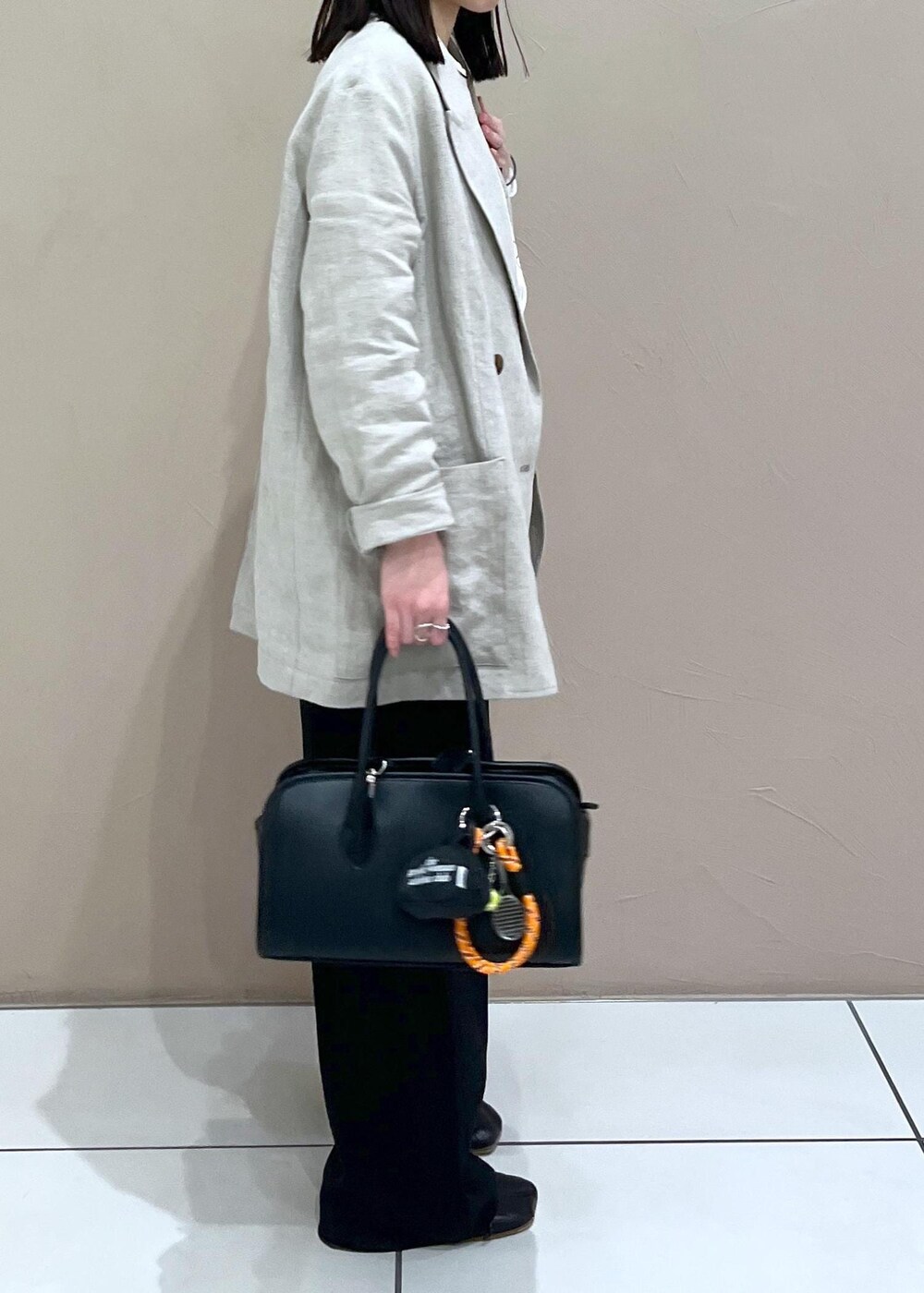 「サロンアダムエロペ、Americana、Wbag_pickup、初春コーデ、春コーデ、初夏コーデ、夏コーデ、デートコーデ、お出かけコーデ、旅行コーデ、女子会コーデ、大人カジュアル、パンツスタイル、カジュアルコーデ、シンプルコーデ」｜「SALON adam et rope'の[追加]イージーリラックスストレートパンツ2/スラックス【接触冷感・UVケア・洗える】（その他パンツ、ブラック系）」を使った、miku.さん（レディース・153cm）の冬コーディネートの3枚目の写真