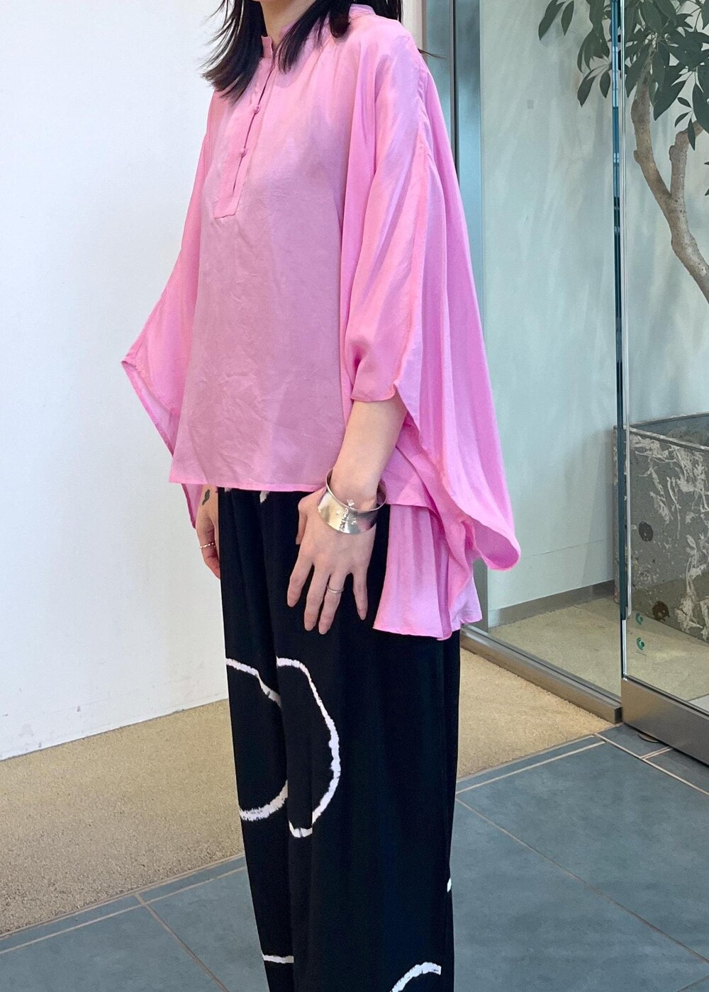 グレー系のサンダルを着用したレディースの夏コーディネートの4枚目の写真