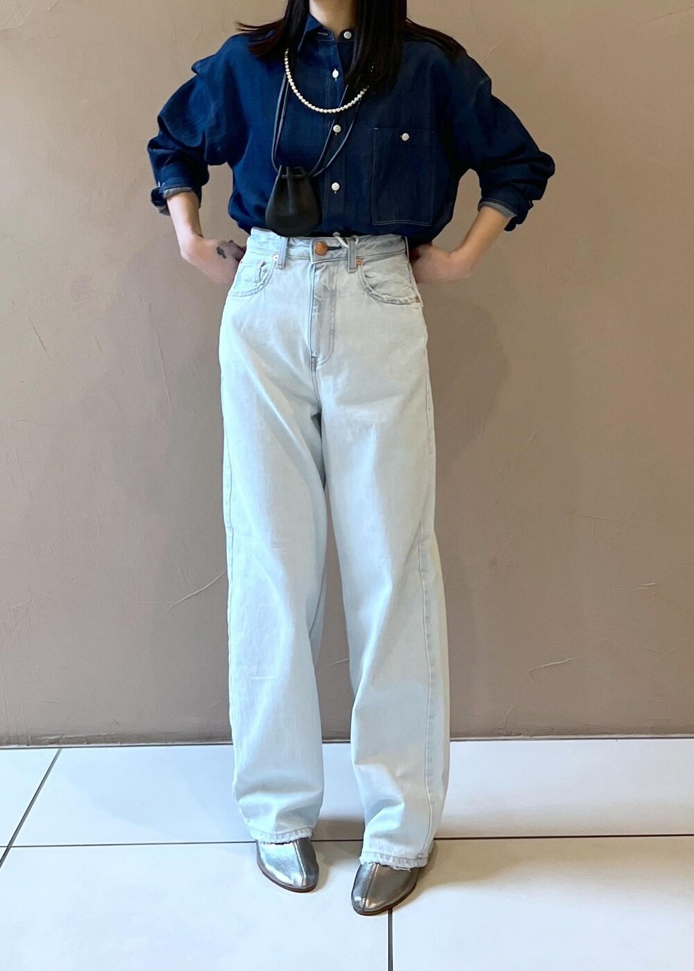 「サロンアダムエロペ、初春コーデ、春コーデ、初夏コーデ、デートコーデ、お出かけコーデ、旅行コーデ、女子会コーデ、大人カジュアル、パンツスタイル、メンズライク、シンプルコーデ、ベーシック、別注アイテム、SALON adam et ropé」｜「heyepの【heyep（ヘイップ）】Leather Mini Sacoche/レザーミニサコッシュ（その他小物、ブラック系）」を使った、miku.さん（レディース・153cm）の冬コーディネートの7枚目の写真
