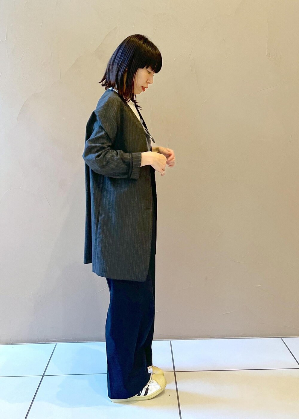 「ブラック、グレー、ロング、ジャケット、オーバーサイズ、ノーカラー、カットソー、クルーネック、ハイウエスト、センタープレス、スニーカー、初秋コーデ、秋コーデ、初冬コーデ、お仕事コーデ」|「SALON adam et rope'の【雑誌掲載】【追加】レザーボックスショルダーバッグ/クロスボディバッグ(ショルダーバッグ、ブラック系)」を使った、miku.さん(レディース・153cm)の夏コーディネートの4枚目の写真