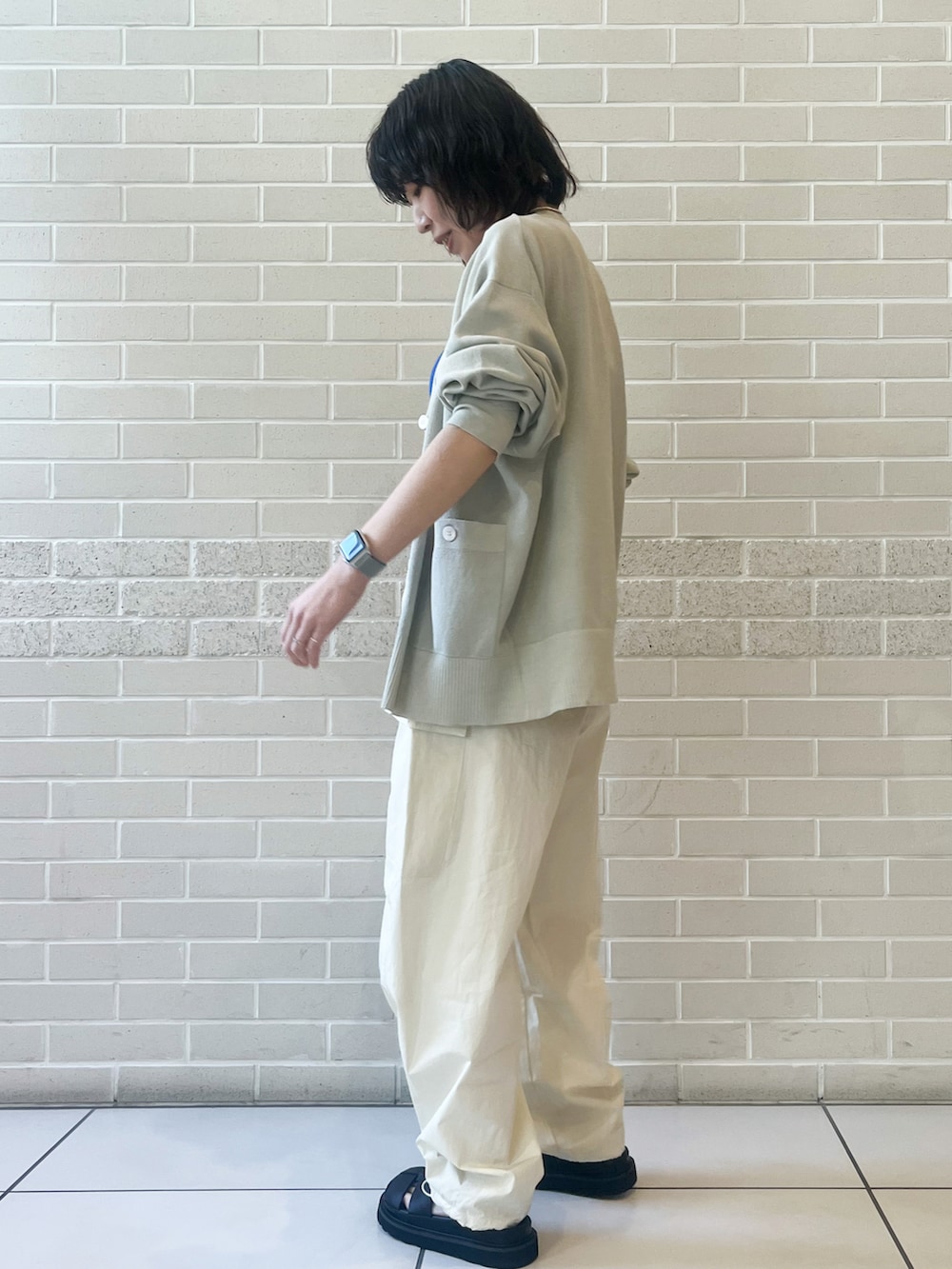 「春服デビュー宣言、春、大人カジュアル、おでかけコーデ、低身長、カーゴパンツ、グルカサンダル、SALON　adam et rope'、カーディガン、羽織り、ビスチェ」｜「SALON adam et rope'の【極上の肌ざわり】パッド付きチューブトップ-CreamyCotton /クリーミーコットン-（チューブトップ、ブルー系）」を使った、miku.さん（レディース・153cm）の春コーディネートの2枚目の写真