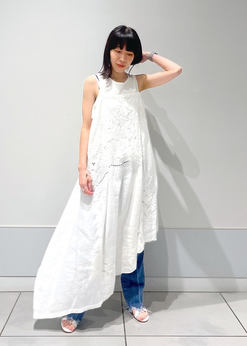「エリテ、レース、刺繍、popup、Heriter、ホワイト、ワンピース、ノースリーブ、デニム、インディゴブルー、カットオフ、春コーデ、夏コーデ、初秋コーデ、デートコーデ」｜「SALON adam et rope'のドライシアーニットタンクトップ【アンサンブル対応】（タンクトップ、ホワイト系）」を使った、miku.さん（レディース・153cm）の夏コーディネートの2枚目の写真