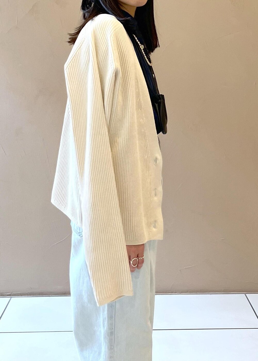 「サロンアダムエロペ、初春コーデ、春コーデ、初夏コーデ、デートコーデ、お出かけコーデ、旅行コーデ、女子会コーデ、大人カジュアル、パンツスタイル、メンズライク、シンプルコーデ、ベーシック、別注アイテム、SALON adam et ropé」｜「heyepの【heyep（ヘイップ）】Leather Mini Sacoche/レザーミニサコッシュ（その他小物、ブラック系）」を使った、miku.さん（レディース・153cm）の冬コーディネートの6枚目の写真