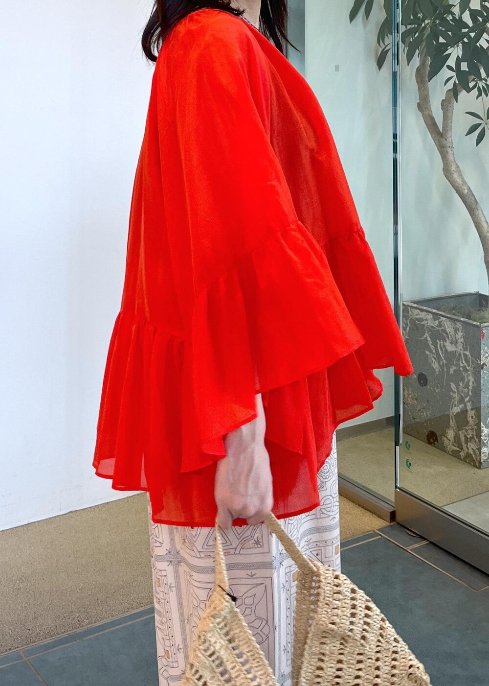 ベージュ系のサンダル、ホワイト系のかごバッグ、ベージュ系のその他パンツを着用したレディースの夏コーディネートの9枚目の写真