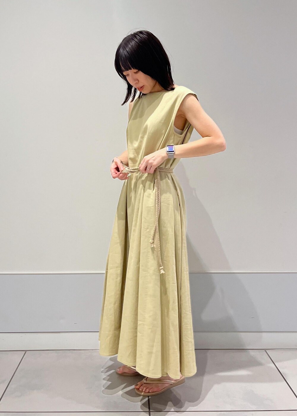 ベージュ系のサンダル、ホワイト系のカーディガン/ボレロを着用したレディースの夏コーディネートの4枚目の写真