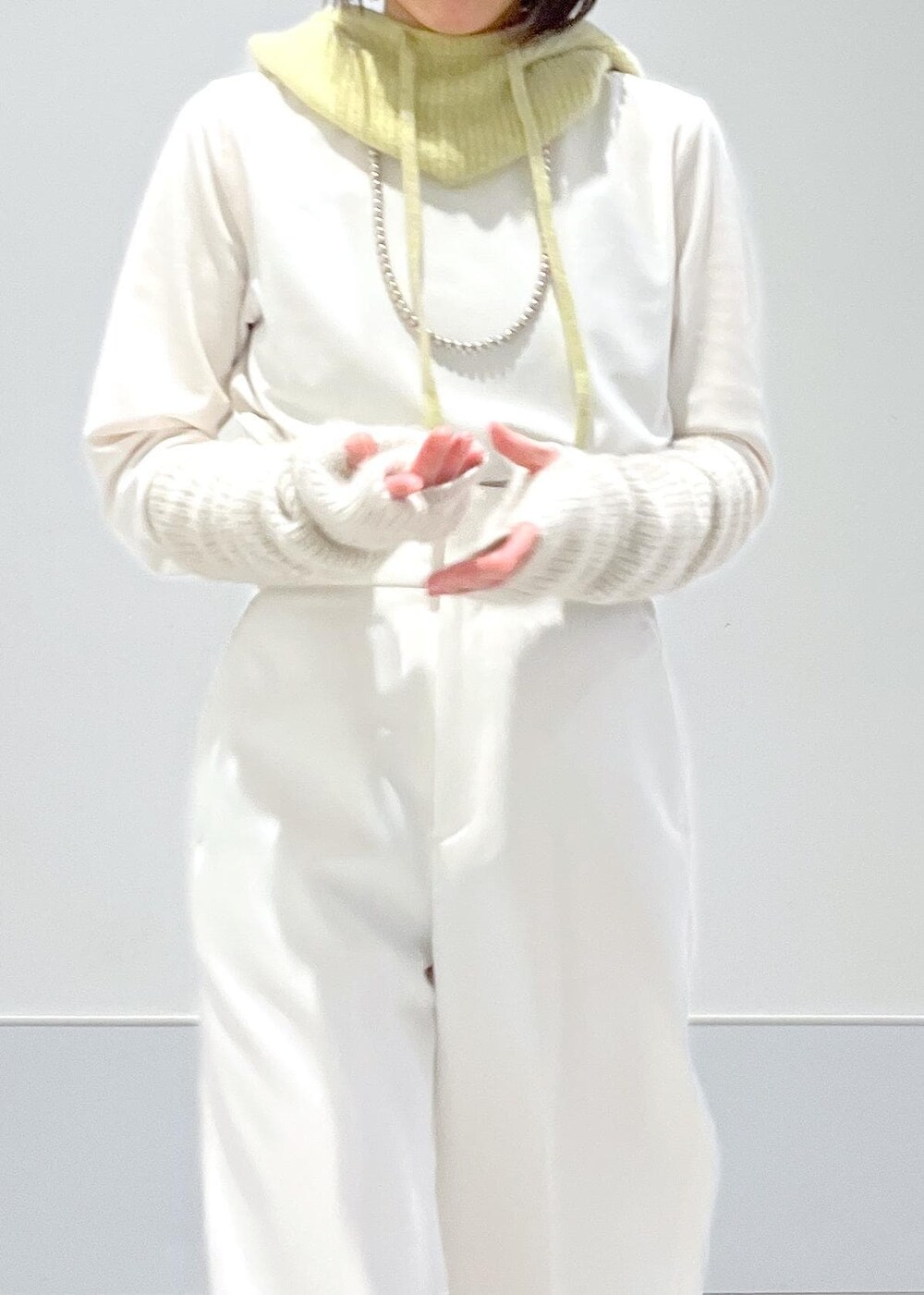 ホワイト系のTシャツ/カットソー、ホワイト系のその他パンツ、イエロー系のストール/ショールを着用したレディースの冬コーディネートの4枚目の写真