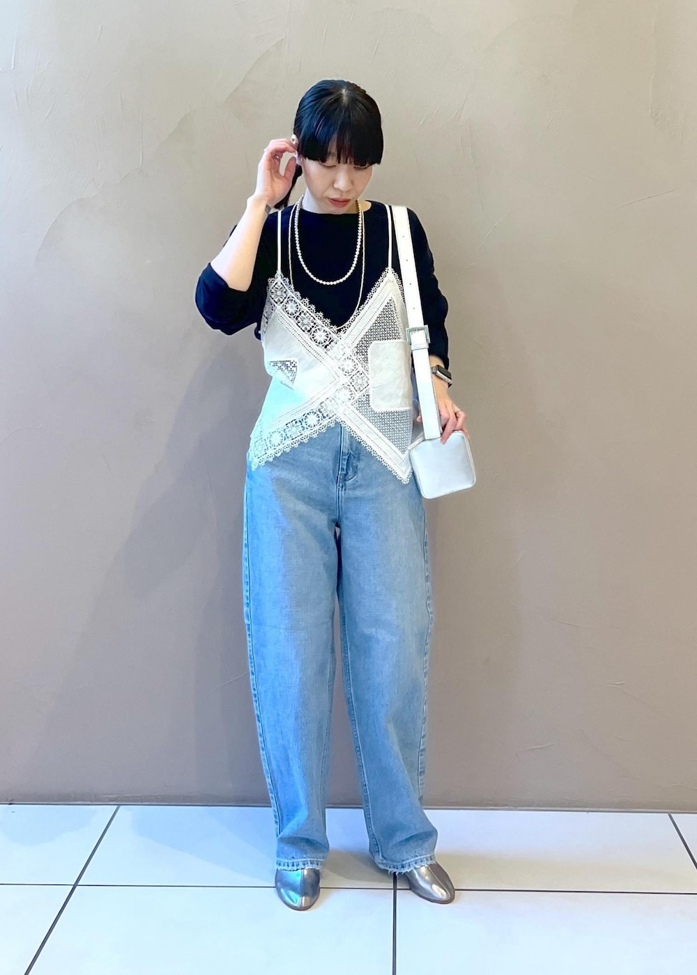 「サロンアダムエロペ、レース、redcard、初春コーデ、春コーデ、初冬コーデ、冬コーデ、デートコーデ、お出かけコーデ、旅行コーデ、女子会コーデ、大人カジュアル、レイヤード、パンツスタイル、体型カバー」｜「SALON adam et rope'の【追加】レザーボックスショルダーバッグ（ショルダーバッグ、シルバー系）」を使った、miku.さん（レディース・153cm）の冬コーディネートの5枚目の写真