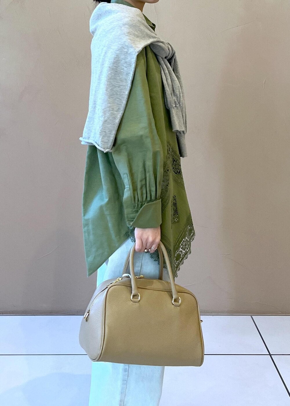 「サロンアダムエロペ、オウレンティ、AULENTTI、トゥアレグ、シルバージュエリー、ショルダー、レザー、初春コーデ、春コーデ、初夏コーデ、夏コーデ、デートコーデ、お出かけコーデ、旅行コーデ、女子会コーデ」｜「AULENTTIの【AULENTTI（オーレンティ）】DOLLAROボストンバッグ（ボストンバッグ、ベージュ系）」を使った、miku.さん（レディース・153cm）の冬コーディネートの6枚目の写真