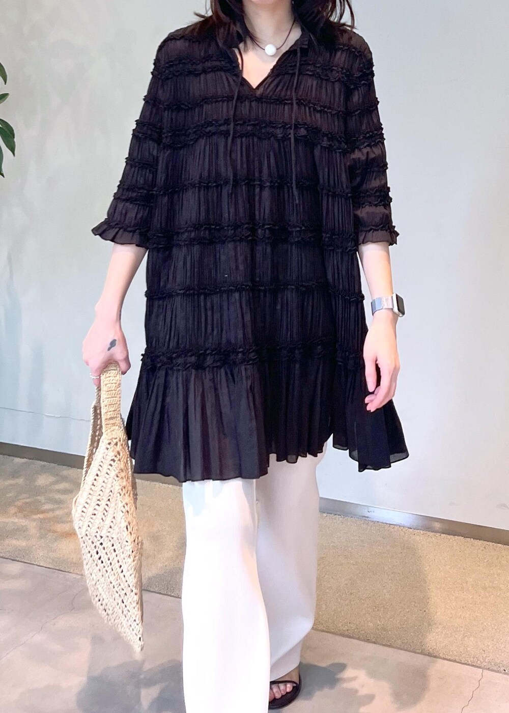 ベージュ系のその他パンツ、ホワイト系のかごバッグを着用したレディースの春コーディネートの7枚目の写真