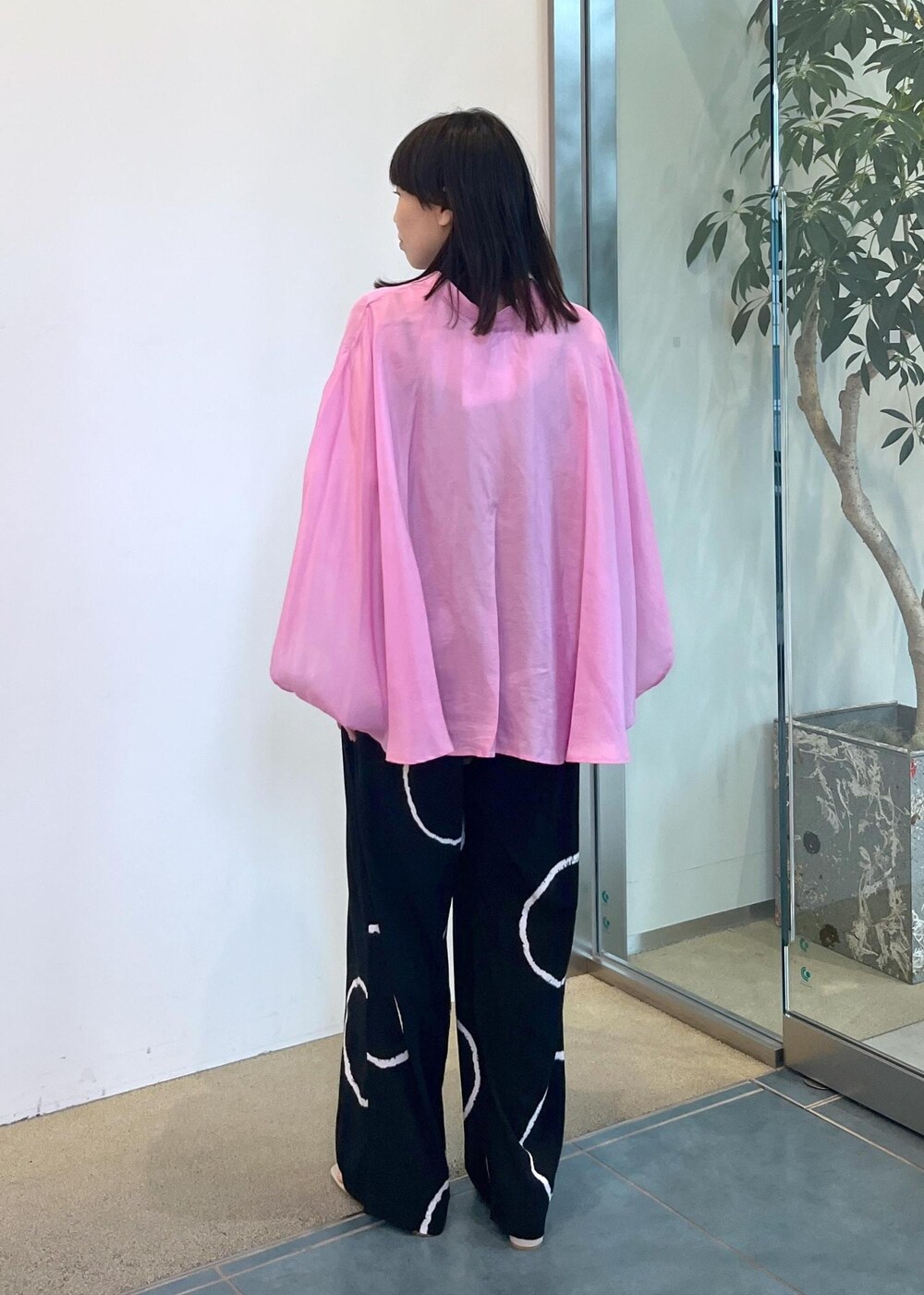 グレー系のサンダルを着用したレディースの夏コーディネートの3枚目の写真