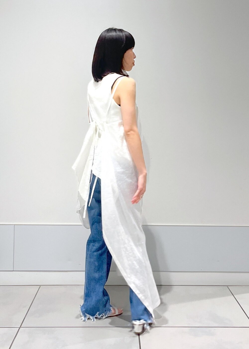 「エリテ、レース、刺繍、popup、Heriter、ホワイト、ワンピース、ノースリーブ、デニム、インディゴブルー、カットオフ、春コーデ、夏コーデ、初秋コーデ、デートコーデ」｜「SALON adam et rope'のドライシアーニットタンクトップ【アンサンブル対応】（タンクトップ、ホワイト系）」を使った、miku.さん（レディース・153cm）の夏コーディネートの3枚目の写真