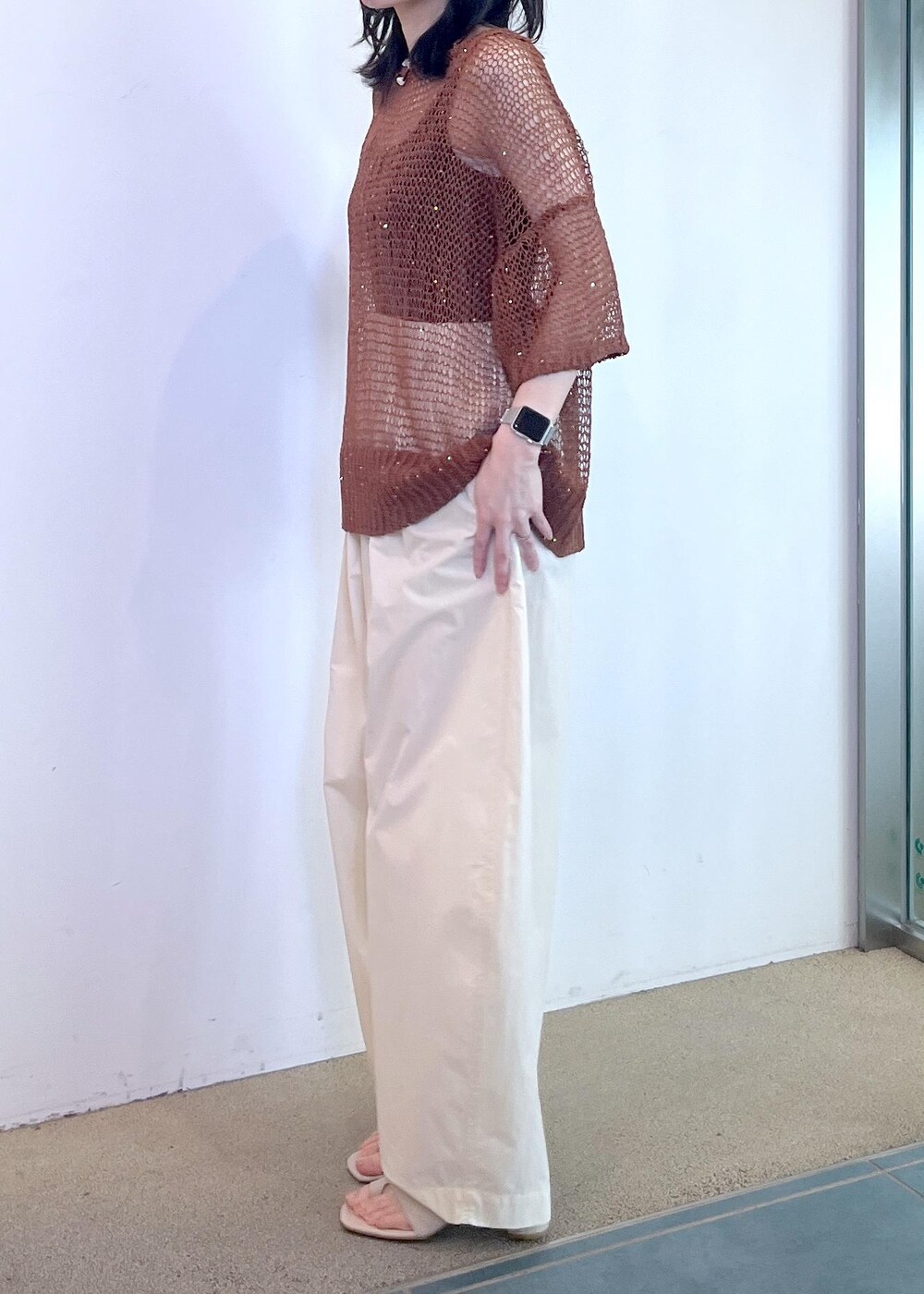 ブラック系のタンクトップ、ホワイト系のその他パンツ、ブラウン系のニット/セーターを着用したレディースの春コーディネートの5枚目の写真
