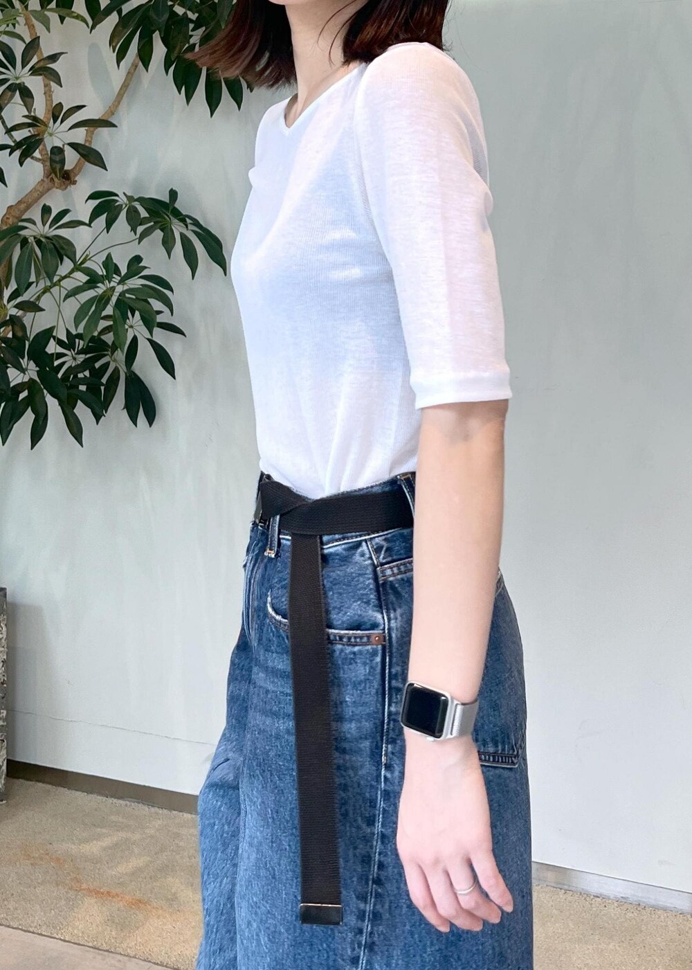 ホワイト系のTシャツ/カットソー、ブルー系のデニムパンツを着用したレディースの夏コーディネートの4枚目の写真