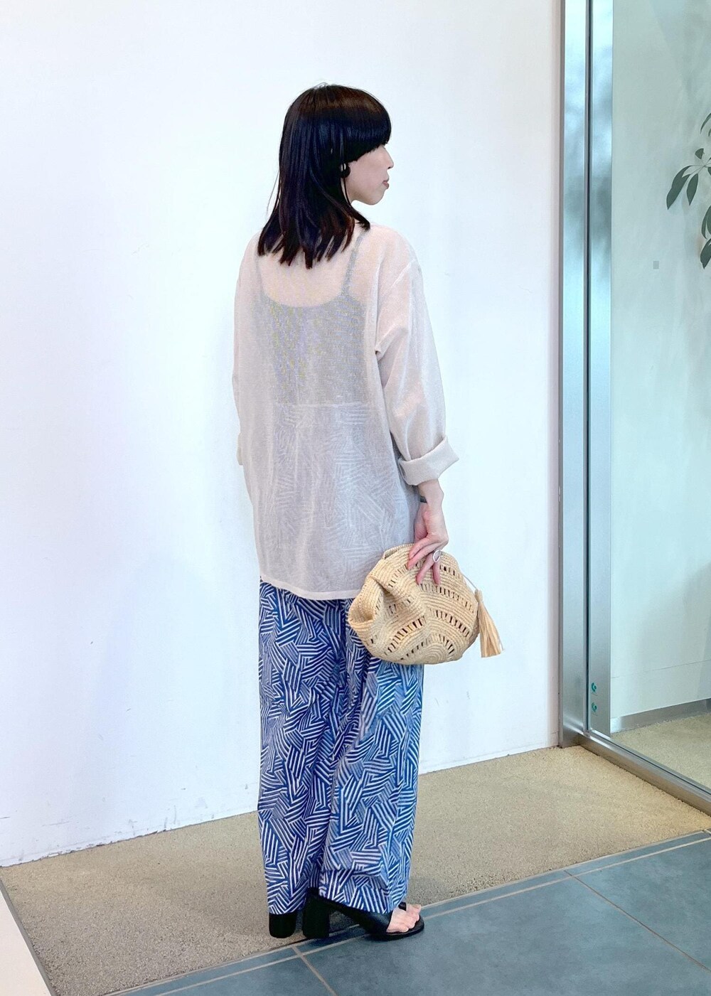 ホワイト系のニット/セーター、ブルー系のその他パンツを着用したレディースの夏コーディネートの3枚目の写真