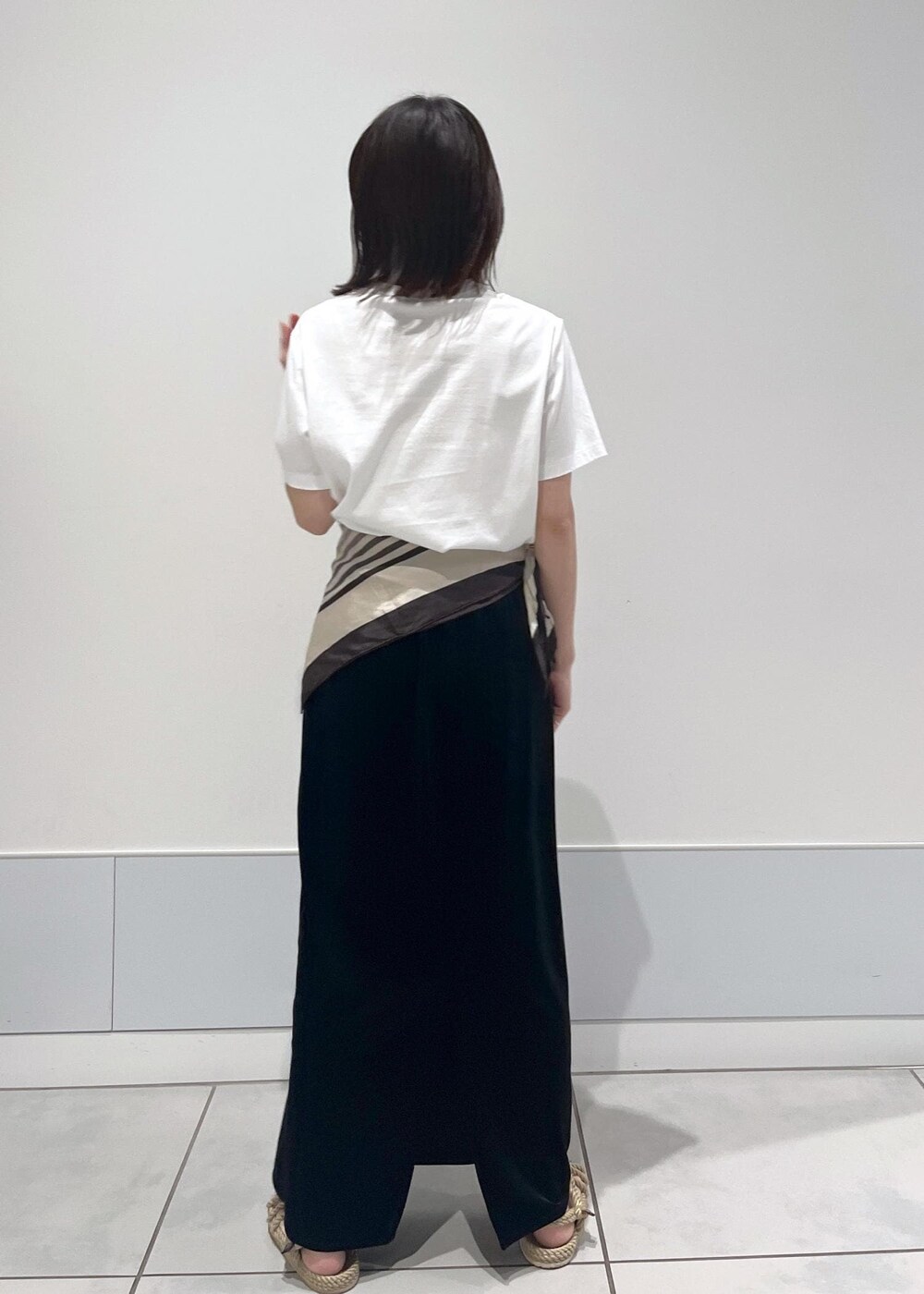 ホワイト系のTシャツ/カットソー、ブラック系のスカートを着用したレディースの夏コーディネートの3枚目の写真