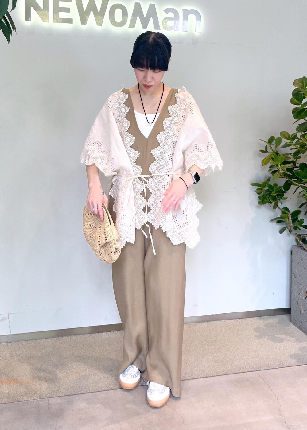 「Hériter、初春コーデ、春コーデ、初夏コーデ、夏コーデ、デートコーデ、お出かけコーデ、旅行コーデ、女子会コーデ、大人カジュアル、パンツスタイル、体型カバー、ワントーンコーデ、シンプルコーデ、きれいめコーデ」｜「SALON adam et rope'のプリマベールファームリーリブタンクトップ［UVケア・洗える］（タンクトップ、ホワイト系）」を使った、miku.さん（レディース・153cm）の春コーディネートの2枚目の写真
