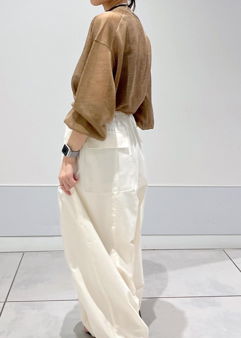 ブラック系のサンダル、ホワイト系のカーゴパンツ、ゴールド系のTシャツ/カットソーを着用したレディースの夏コーディネートの5枚目の写真